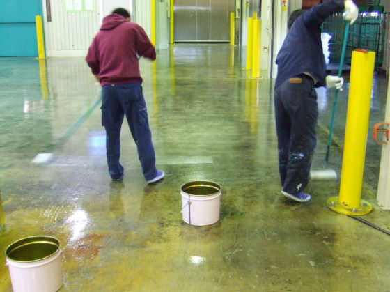 ホコリの出ないコンクリート床にしましょう