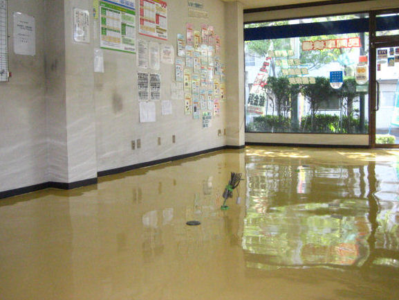 事務所の床をリニューアル