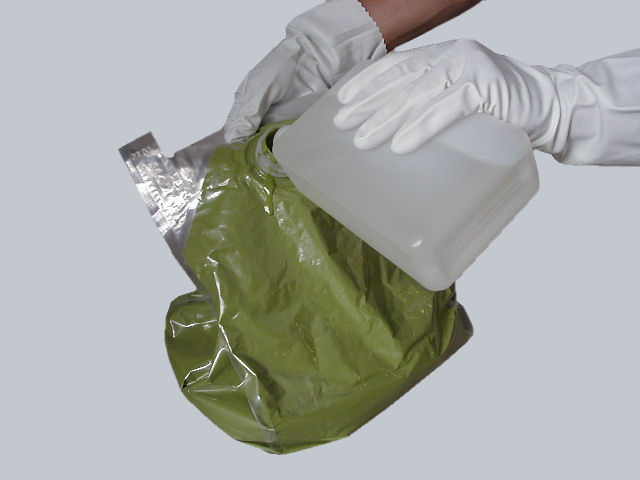 主剤の袋の中に硬化剤を入れます。