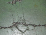 強化コンクリート床に発生した亀裂