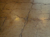 床面に亀甲状に発生した亀裂