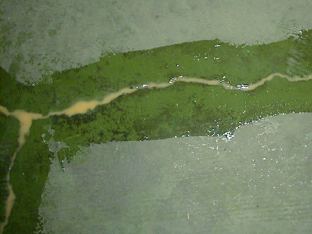 強化コンクリート床に発生した亀裂を修繕