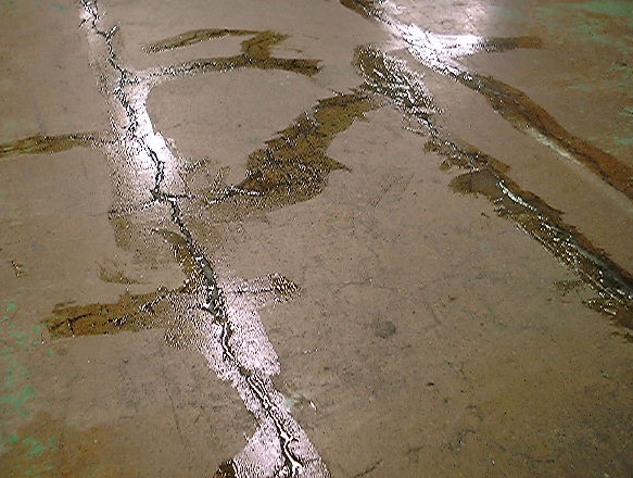 コンクリート床に発生したクラックを補修