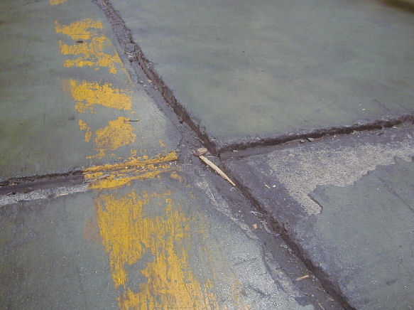 物流倉庫内 目地の破損