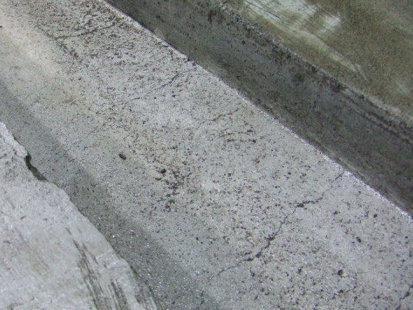 食品工場 側溝内の修繕