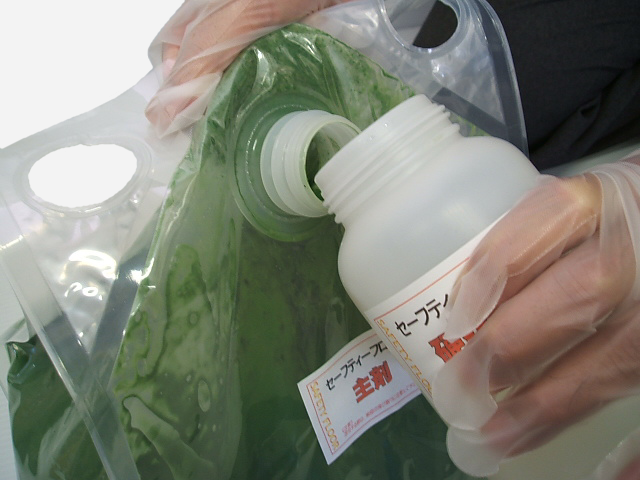 主剤のキャップを開け、ボトル入りの硬化剤を入れます