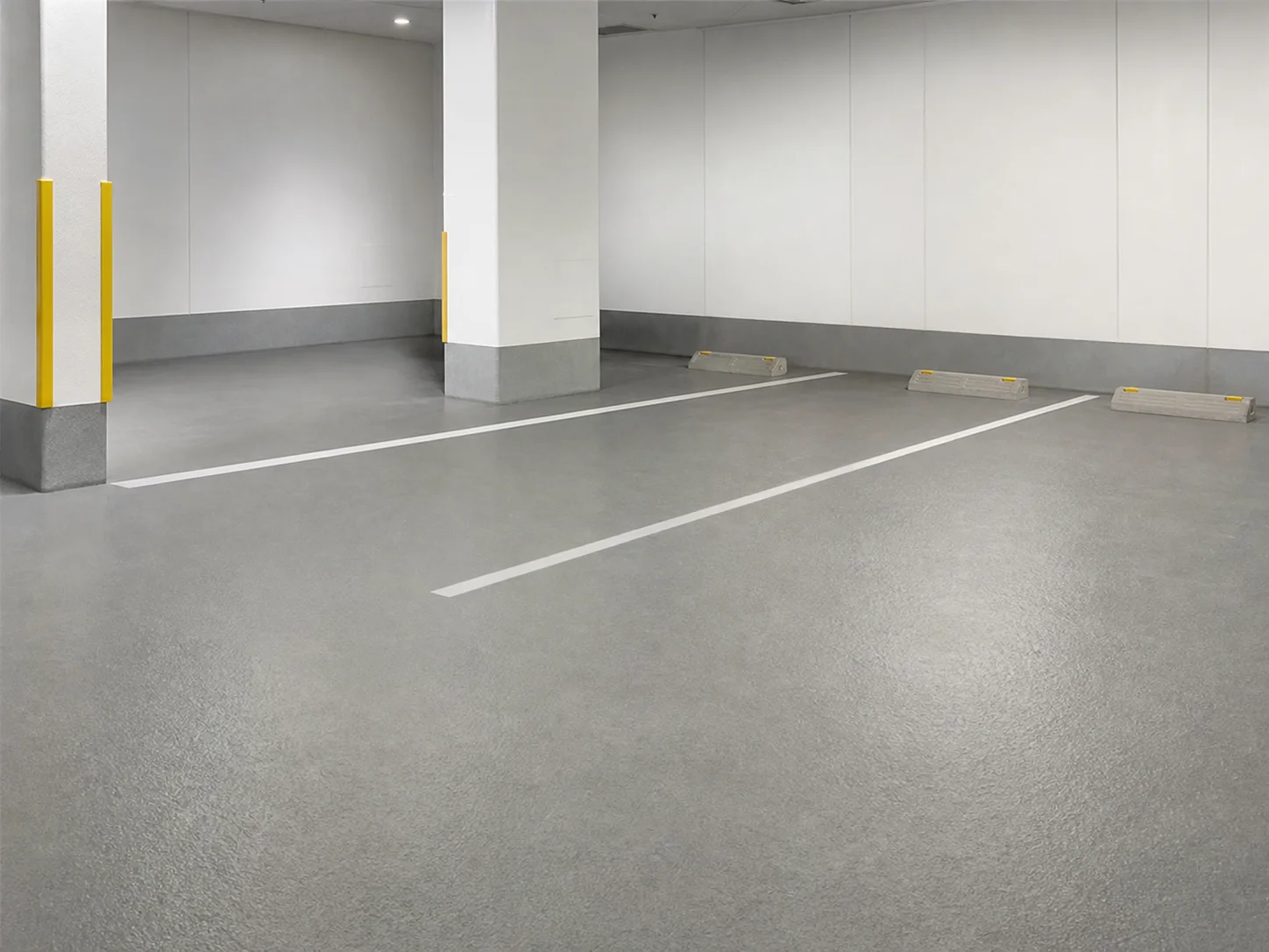 グレーの床材で仕上げた屋内駐車場