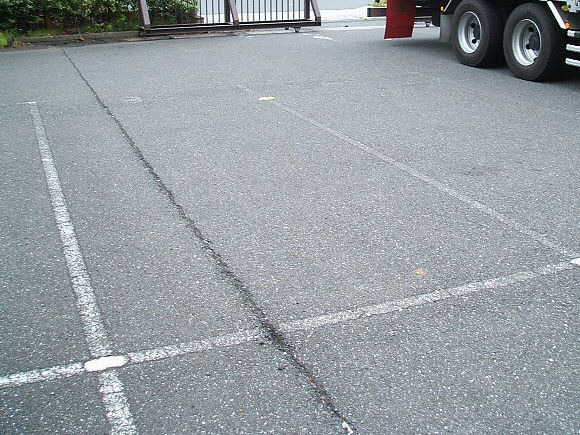 駐車場アスファルト床の亀裂