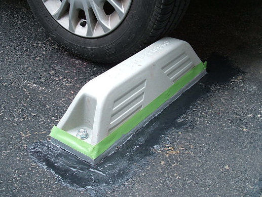 アスファルト駐車場に設置したカーストッパー