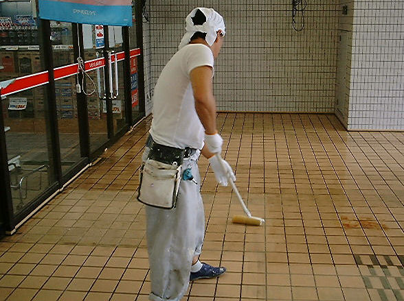クリアで仕上げた施設入口