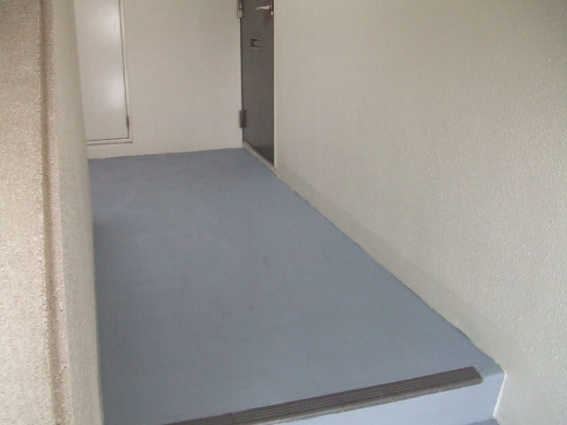 グレーで仕上げた階段・踊り場