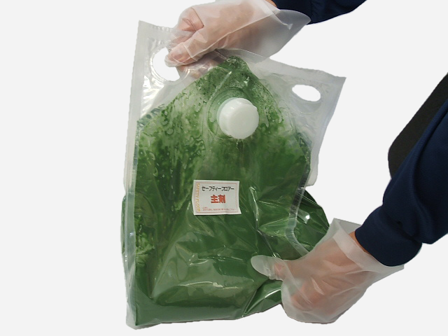 袋内の骨材を揉みほぐす施工手順