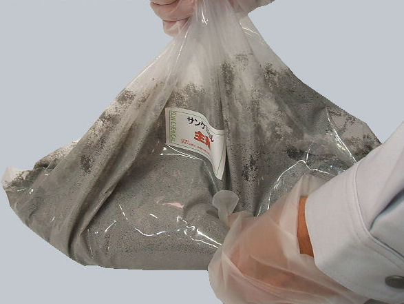 サンケミカルの主剤と硬化剤を混合する施工手順