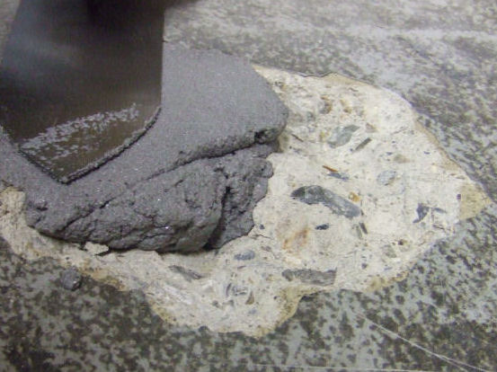 補修箇所へサンケミカルを充填する施工手順
