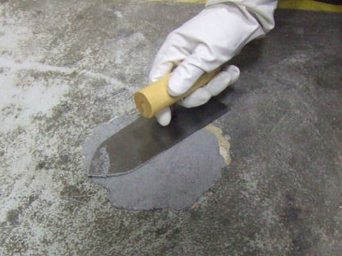 補修箇所のサンケミカルをコテでならす施工手順