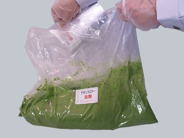 チタンフロアーの主剤へ硬化剤を加える施工手順
