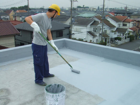 屋外防水層へローラーで塗布する施工イメージ