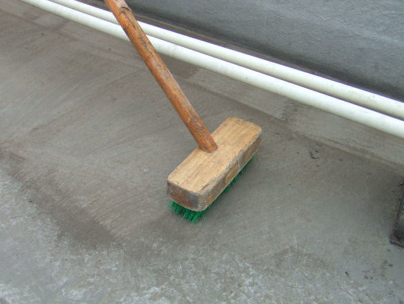 劣化した駐車場のアスファルト床